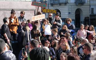 Assembramenti e negazionisti senza mascherina durante la manifestazione in piazza castello a Torino, 19 marzo 2021 ANSA/ALESSANDRO DI MARCO