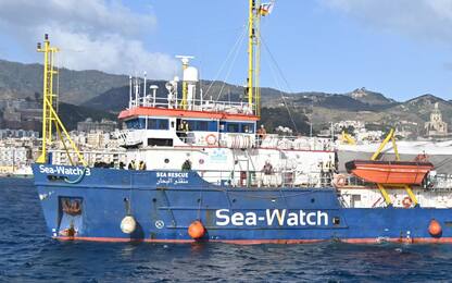 Migranti, Sea Watch in porto a Trapani con a bordo 455 persone