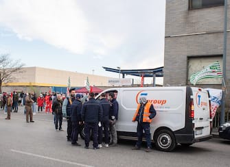 Amazon couriers attend a strike as they block deliveries and vehicles in and out of warehouses,  in front of the  Amazon logistics center HUB at Via Toffetti, in Milan, Italy, 22 March 2021.
ANSA/Andrea Fasani