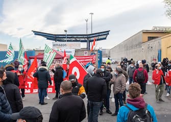 Amazon couriers attend a strike as they block deliveries and vehicles in and out of warehouses,  in front of the  Amazon logistics center HUB at Via Toffetti, in Milan, Italy, 22 March 2021.
ANSA/Andrea Fasani