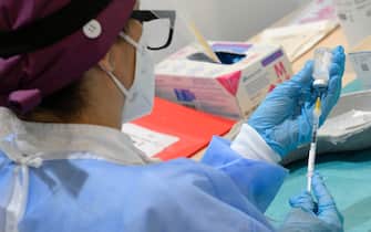 Operatrice sanitaria prepara un vaccino anti-Covid