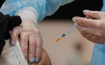 Operatrice sanitaria somministra un vaccino anti-Covid19