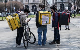 La protesta dei riders contro gli eccessivi ritmi di lavoro per le consegne delivery. Torino 26 marzo 2021 ANSA/TINO ROMANO 