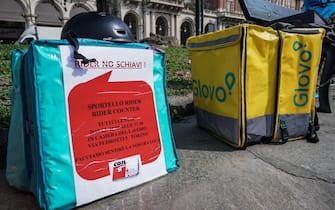 La protesta dei riders contro gli eccessivi ritmi di lavoro per le consegne delivery. Torino 26 marzo 2021 ANSA/TINO ROMANO 