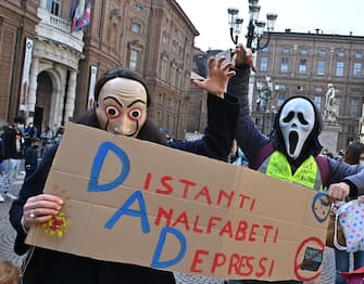 Manifestazione studenti genitori e insegnanti contro la DAD in piazza carignano, Torino. 26 marzo 2021 ANSA/ ALESSANDRO DI MARCO