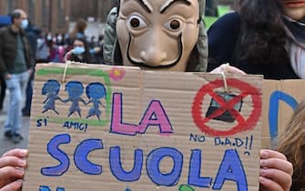 Manifestazione studenti genitori e insegnanti contro la DAD in piazza carignano, Torino. 26 marzo 2021 ANSA/ ALESSANDRO DI MARCO