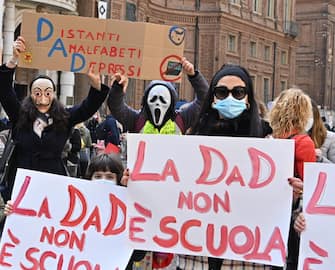 Manifestazione studenti genitori e insegnanti contro la DAD in piazza carignano, Torino. 26 marzo 2021 ANSA/ ALESSANDRO DI MARCO