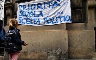 Un momento della manifestazione per chiedere la riapertura delle scuole, davanti al provveditorato agli studi genovese. Genova, 26 marzo 2021.ANSA/LUCA ZENNARO