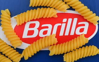 02 March 2020, Brandenburg, Grünheide: ILLUSTRATION - Barilla brand pasta is placed on a package (placed intake). While many German citizens are stocking up on pasta and canned food for fear of the coronavirus, Rewe has banned numerous products from the pasta manufacturer Barilla from its shelves. The reason for this is the price increases demanded by the Italian company, Rewe said in Cologne. No comments were initially received from Barilla. Photo: Patrick Pleul/dpa-Zentralbild/ZB