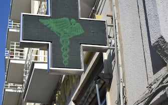 La croce verde luminosa all'esterno di una farmacia. VIDEO