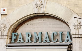 L'insegna di una farmacia nel centro di Roma 28 novembre 2019. ANSA/FABIO FRUSTACI