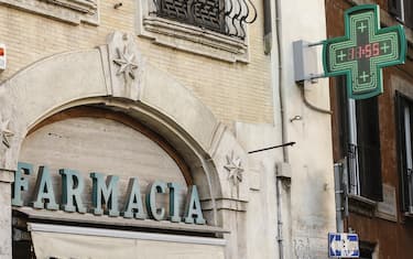 L'insegna di una farmacia nel centro di Roma 28 novembre 2019. ANSA/FABIO FRUSTACI