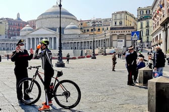 Per limitare il rischio i assembramenti carabinieri limitano l'accesso di  passanti in piazza del Plebiscito a Napoli città, come tutta la Campania, in zona rossa per il picco di contagi da Covid-19, 28 marzo 2021.
ANSA/ CIRO FUSCO