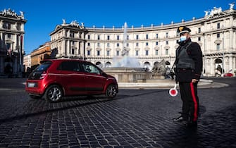 Z4Z Italian Carabinieri police officers check motorists at Republic square to verify that they have a valid reason to travel during Easter Sunday lockdown due to the Coronavirus (COVID-19) pandemic emergency in Rome, Italy, 04 April 2021. ANSA/ANGELO CARCONI