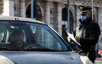 Z4Z Italian Carabinieri police officers check motorists at Republic square to verify that they have a valid reason to travel during Easter Sunday lockdown due to the Coronavirus (COVID-19) pandemic emergency in Rome, Italy, 04 April 2021. ANSA/ANGELO CARCONI