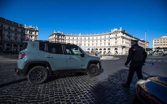 Z4Z Italian Carabinieri police officers check motorists at Republic square to verify that they have a valid reason to travel during Easter Sunday lockdown due to the Coronavirus (COVID-19) pandemic emergency in Rome, Italy, 04 April 2021. ANSA/ANGELO CARCONI