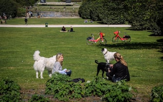 Poca gente al Castello e Parco Sempione la domenica mattina di Pasqua People at Sempione park on the second of three red zone (high risk) days for the Easter holidays in Milan, Italy, 04 April 2021. Italy is spending Easter in lockdown after the government made the whole nation a COVID-19 'red zone' from 03 April to Easter Monday in order to prevent social interaction fuelling contagion.
Ansa/Matteo Corner