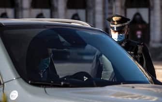 Z4Z Italian Carabinieri police officers check motorists at Republic square to verify that they have a valid reason to travel during Easter Sunday lockdown due to the Coronavirus (COVID-19) pandemic emergency in Rome, Italy, 04 April 2021. ANSA/ANGELO CARCONI