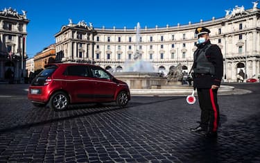 Italian Carabinieri police officers check motorists at Republic square to verify that they have a valid reason to travel during Easter Sunday lockdown due to the Coronavirus (COVID-19) pandemic emergency in Rome, Italy, 04 April 2021. ANSA/ANGELO CARCONI