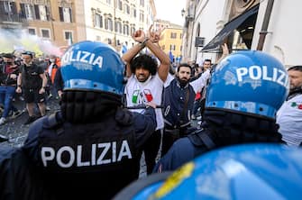 Clashes with Police during the demonstration of traders, shopkeepers and restaurateurs next to the Chamber of Deputies in piazza Montecitorio, Rome, Italy, 6 April 2021. ANSA/RICCARDO ANTIMIANI