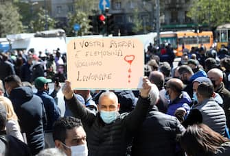 Street traders protest at Duca d'Aosta square in front of Pirelli Palace, the headquarter of Lombardy's Regional Council, Milan, Italy, 06 April 2021. They ask to be allowed to reopen and obtain immediate economic helps amid the third Covid-19 wave in Italy. ANSA/MATTEO BAZZI