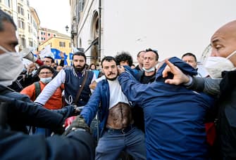 Clashes with Police during the demonstration of traders, shopkeepers and restaurateurs next to the Chamber of Deputies in piazza Montecitorio, Rome, Italy, 6 April 2021. ANSA/RICCARDO ANTIMIANI