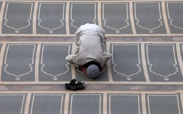 (150623) -- PESHAWAR, June 23, 2015 (Xinhua) -- A Muslim prays at a mosque during Muslim's holy month of Ramadan in northwest Pakistan's Peshawar on June 23, 2015. (Xinhua/Umar Qayyum)