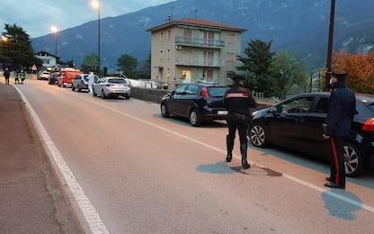 Trentino, uomo aggredisce carabinieri con un'accetta: agente lo uccide