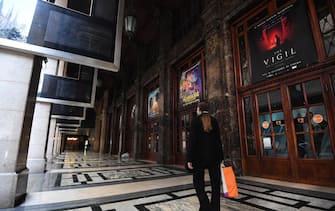 ATTENZIONE PER ARCHIVIO. 
Una persona cammina davanti all'entrata del cinema Odeno di Milan chiuso a causa dell'emergenza Covid, Milan, 2 aprile 2021. ANSA/DANIEL DAL ZENNARO