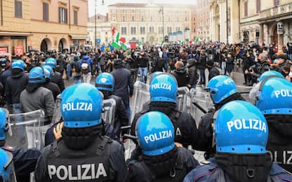 Roma, tensioni a manifestazione "Io Apro": lancio di petardi e cariche