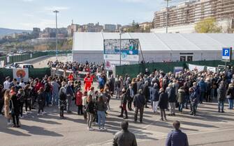 Vaccini, Centinaia di persone sono in fila davanti alle tende donate dal Qatar, nei pressi dell'ospedale San Carlo di Potenza per ricevere il vaccino: le file si sono formate dopo che, ieri, il presidente della Regione Basilicata, Vito Bardi, ha annunciato che il vaccino sarebbe stato somministrato per tre giorni, senza prenotazioni, a coloro che hanno un'età compresa fra 60 e 79 anni. Una decina di carabinieri stanno aiutando il personale della Protezione civile di Potenza a regolare gli ingressi nella struttura adibita a punto vaccinale. Potenza, 12 aprile 2021. ANSA/TONY VECE.