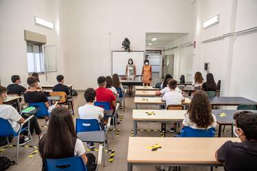 Students wearing face masks attend a class at  Democrito High school in Ostia, Rome, Italy, 14 September 2020. ANSA/ EMANUELE VALERI