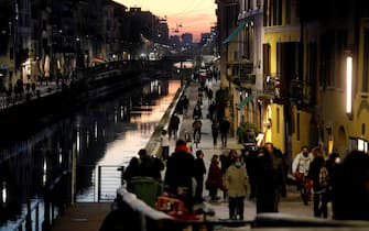 Milanesi lungo i Navigli il primo giorno dopo il ritorno alla zona arancione a Milano, 1 marzo 2021.ANSA/Mourad Balti Touati