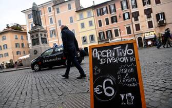 Ristoranti e bar a Campo dei Fiori a Roma, 11 gennaio 2021. ANSA/RICCARDO ANTIMIANI