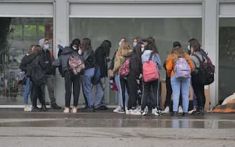 Un gruppo di studenti davanti alla propria scuola