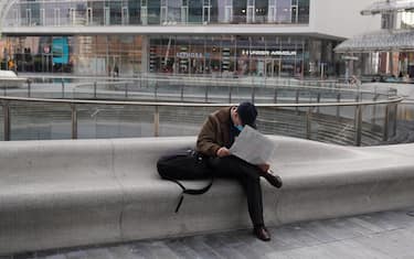 Milano , Piazza Gae Aulenti e Bibliotca degli alberi , Milano zona rossa il 1 giorno di lockdown , nella foto persona legge un giornale (Milano - 2020-11-06, Duilio Piaggesi) p.s. la foto e' utilizzabile nel rispetto del contesto in cui e' stata scattata, e senza intento diffamatorio del decoro delle persone rappresentate