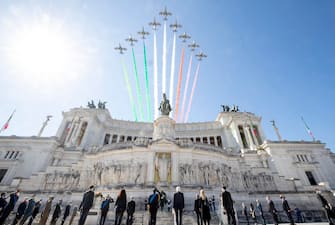 This handout photo provided by the Quirinal Press Office shows Italian President Sergio Mattarella attending a wreath-laying ceremony at the Altar of the Fatherland marking the 76th Liberation Day, as Italian Air Forces aerobatic demonstration team, the Frecce Tricolori, fly over Rome, in Rome, Italy, 25 April 2021. ANSA/ QUIRINAL PRESS OFFICE/ PAOLO GIANDOTTI +++ ANSA PROVIDES ACCESS TO THIS HANDOUT PHOTO TO BE USED SOLELY TO ILLUSTRATE NEWS REPORTING OR COMMENTARY ON THE FACTS OR EVENTS DEPICTED IN THIS IMAGE; NO ARCHIVING; NO LICENSING +++