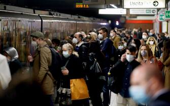 Mezzi pubblici ritorno alla zona gialla Passengers traveling on the subway after returning to the yellow zone for the reopening in Milan, Italy, 26 April 2021. Most of Italy is set to see a significant easing of its COVID-19 restrictions when the reintroduction of moderate-risk yellow zones into the nation's tiered system of coronavirus-prevention measures kicks in on 26 April. At the moment regions are only classed as high-risk red zones or medium-high-risk orange zones. But 13 regions and two autonomous provinces are set to become yellow zones where, among other things, restaurants will be able to serve people at outdoor tables, rather than being limited to takeaways and home deliveries. ANSA/Mourad Balti Touati