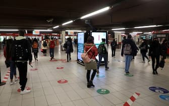Alcune persone  alla stazione  Cadorna della metropolitana di Milano,  26 Aprile 2021.ANSA / MATTEO BAZZI