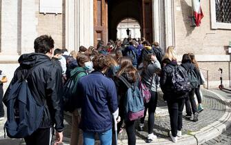 Students enter Visconti High School on the first day of reopening, after the covid-19 pandemic Orange to yellow area in Rome, Italy, 26 April 2021.  
ANSA/MASSIMO PERCOSSI