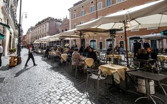 A bar with tables in the open air in the center of Rome, April 26, 2021. From today in Italy many regions return to their '' yellow '' color, it is customary to consume food and drinks sitting at the tables of bars and restaurants, after the most severe measures adopted to counter the spread of COVID-19. ANSA/FABIO FRUSTACI