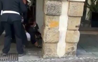 Padova, vigili stringono il collo di un giovane fermato: è polemica