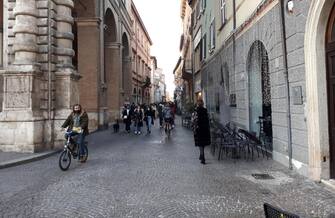 Rimini Vie centrali di Rimini con tanta gente a passeggiare e molti in bicicletta, ma senza particolari assembramenti in un sabato pomeriggio di zona arancione con lo spettro di una virata verso l'arancione scuro per la Romagna sulla scia di quanto già avvenuto nell'Imolese, in quattro comuni del Ravennate e nella Città metropolitana di Bologna.
ANSA/GIANLUCA ANGELINI