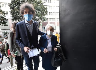 (D-S) Mina Welby e Marco Cappato davanti al palazzo di Giustizia, dove comincia il processo di appello a loro carico. Genova 28 Aprile 2021.
ANSA/LUCA ZENNARO