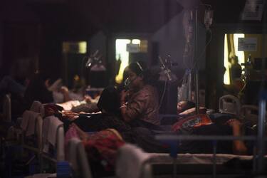 Covid-19 coronavirus patients rest inside a banquet hall temporarily temporarily converted into a Covid-19 coronavirus ward in New Delhi on April 30, 2021. (Photo by TAUSEEF MUSTAFA / AFP) (Photo by TAUSEEF MUSTAFA/AFP via Getty Images)