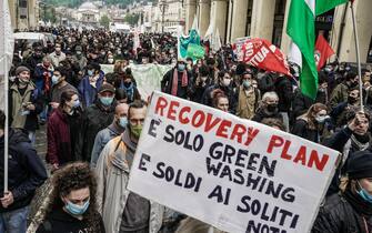 Manifestazione con la partecipazione dei sindacati No TAV e anarchici, in piazza Vittorio per il primo maggio. Torino 01 maggio 2021 ANSA/TINO ROMANO 