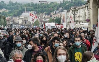 Manifestazione con la partecipazione dei sindacati No TAV e anarchici, in piazza Vittorio per il primo maggio. Torino 01 maggio 2021 ANSA/TINO ROMANO 