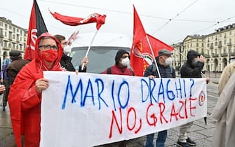 Manifestazione centri sociali e No Tav in piazza Vittorio in occasione della festa del primo maggio, Torino, 1 maggio 2021 ANSA/ ALESSANDRO DI MARCO
