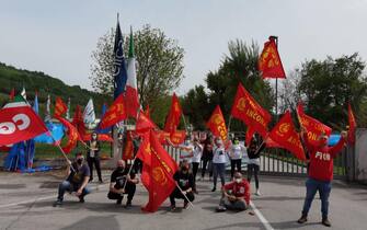 Primo maggio amaro per i lavoratori del distretto di Fabriano: quelli di Elica,
multinazionale leader mondiale nel settore delle cappe aspiranti, trascorrono la Festa del Lavoro in presidio davanti all'azienda, 1 maggio 2021. ANSA