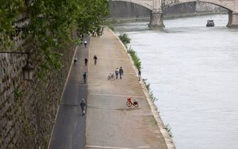 Roma, 01 maggio 2021. La colata dâ  asfalto per la pista ciclabile sul Lungotevere (Roma - 2021-05-01, Vincenzo Livieri) p.s. la foto e' utilizzabile nel rispetto del contesto in cui e' stata scattata, e senza intento diffamatorio del decoro delle persone rappresentate